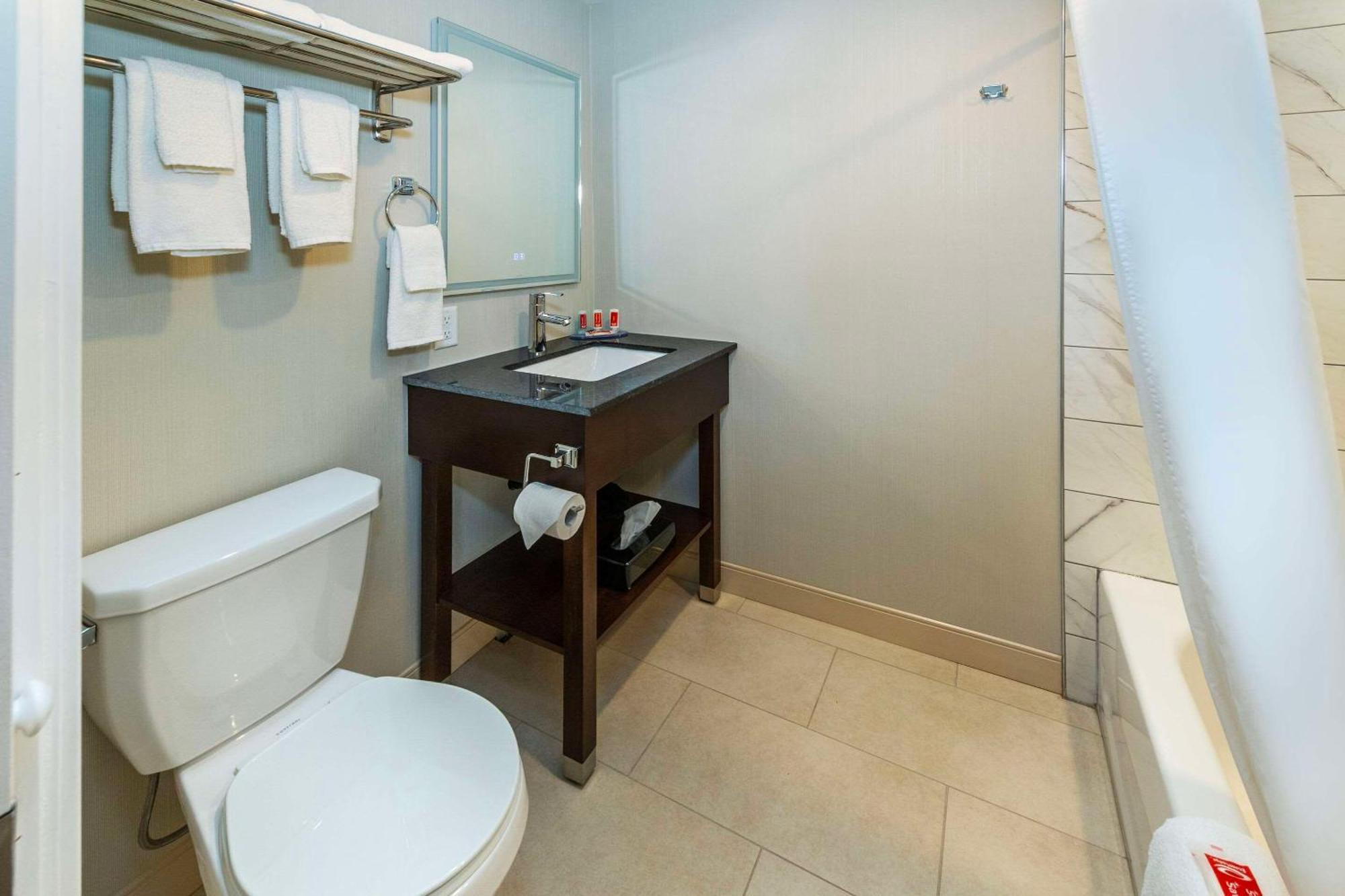 Econo Lodge Inn & Suites Pincher Creek Buitenkant foto