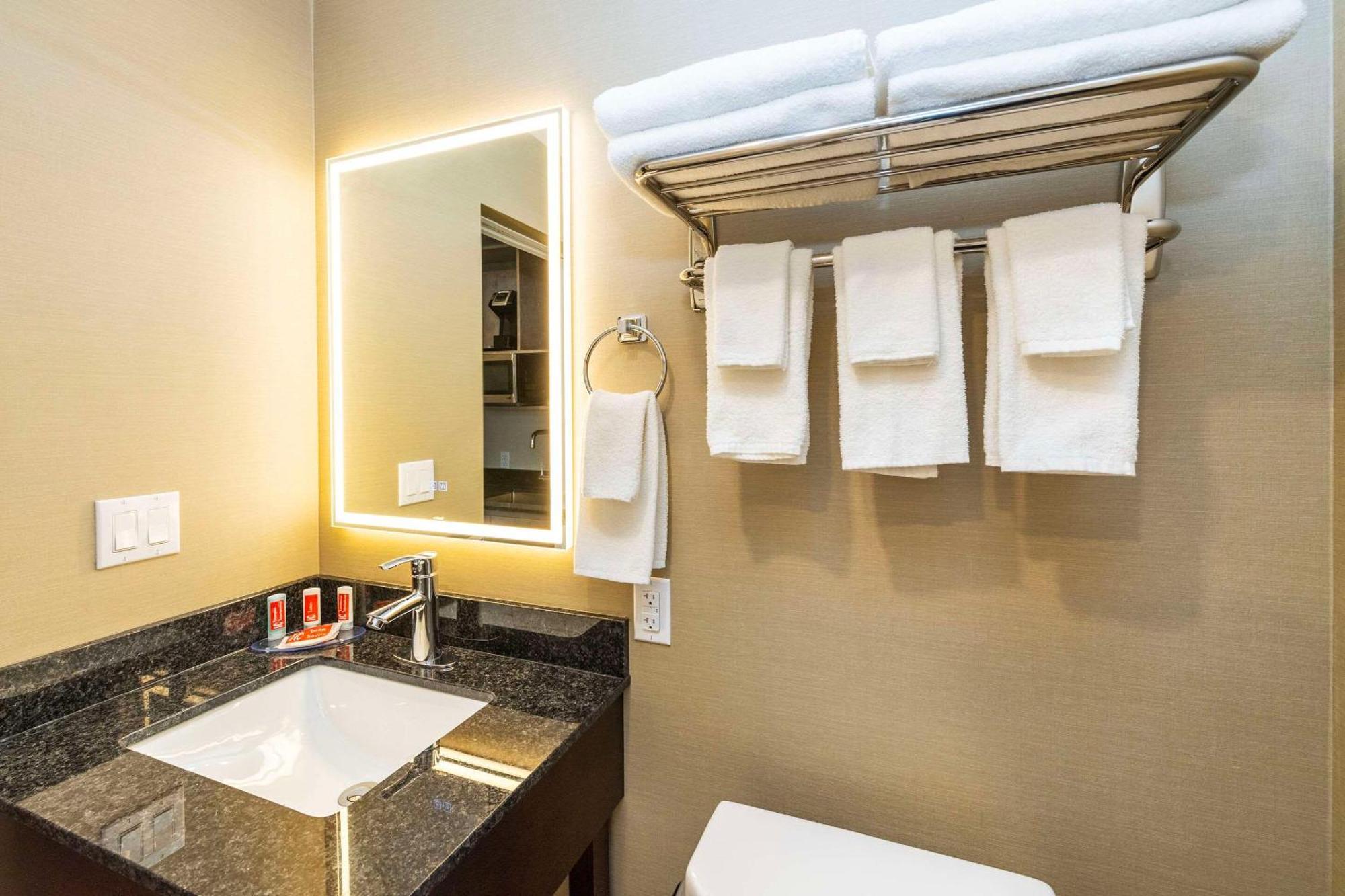 Econo Lodge Inn & Suites Pincher Creek Buitenkant foto