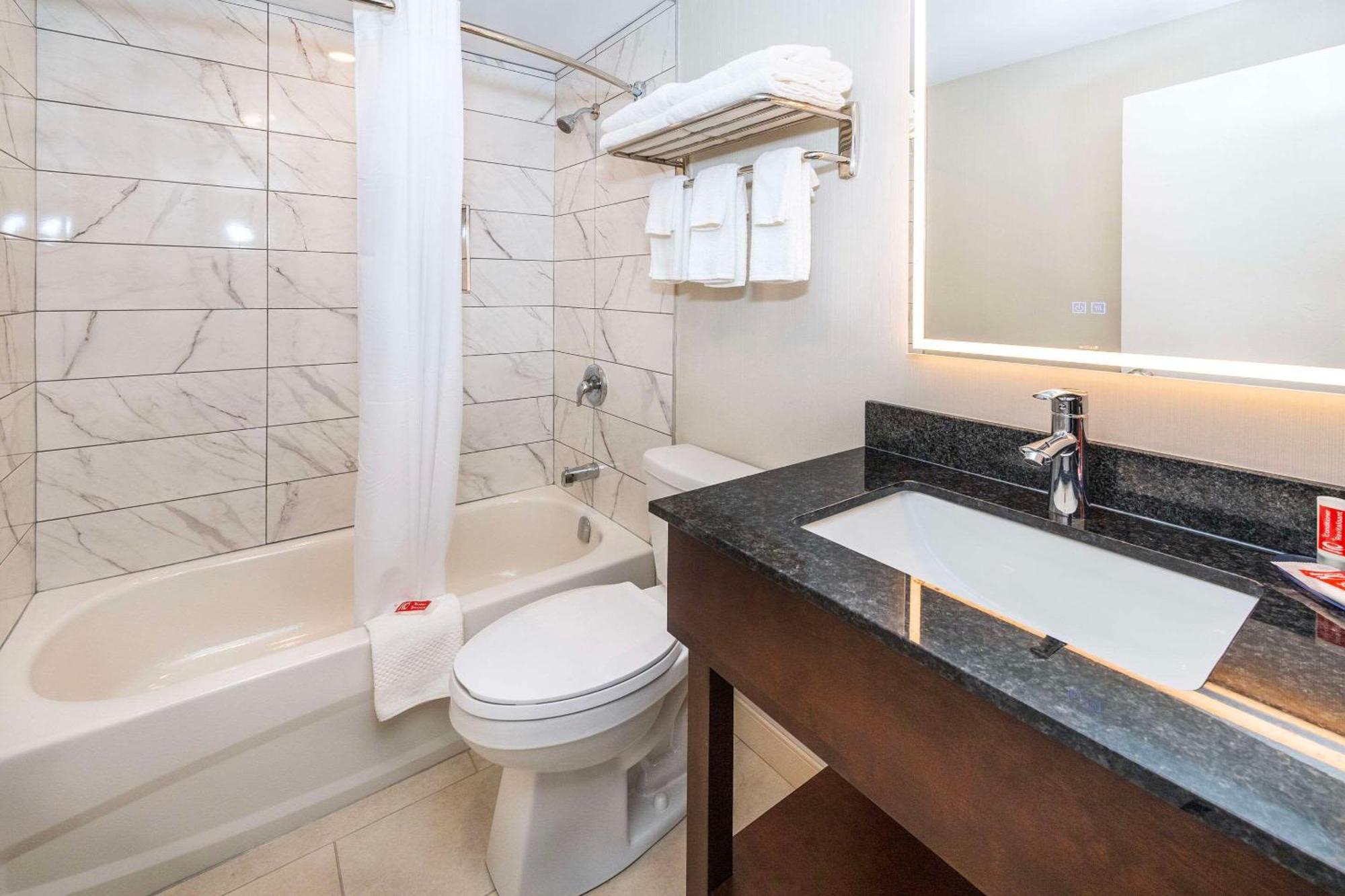 Econo Lodge Inn & Suites Pincher Creek Buitenkant foto