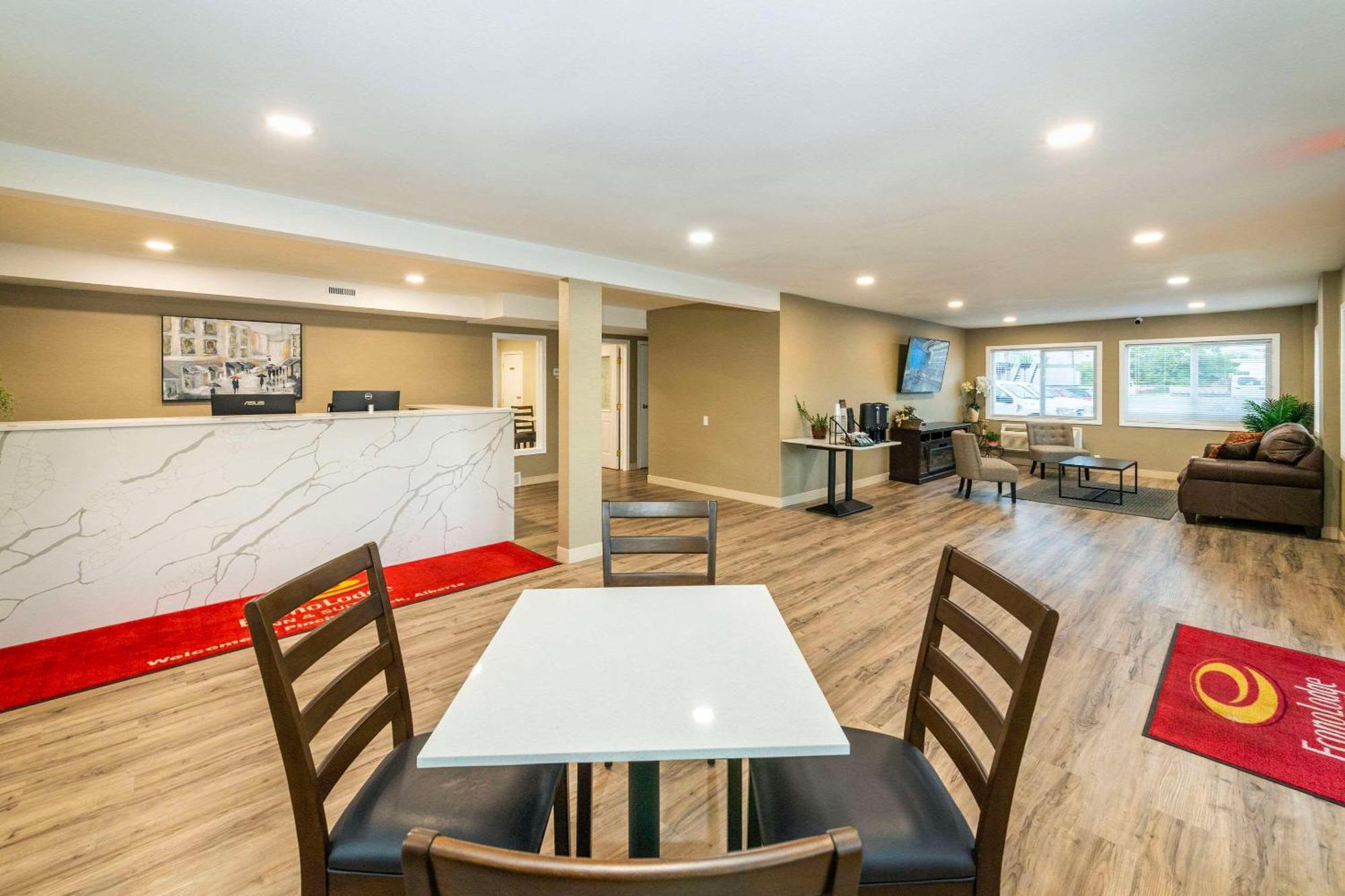 Econo Lodge Inn & Suites Pincher Creek Buitenkant foto