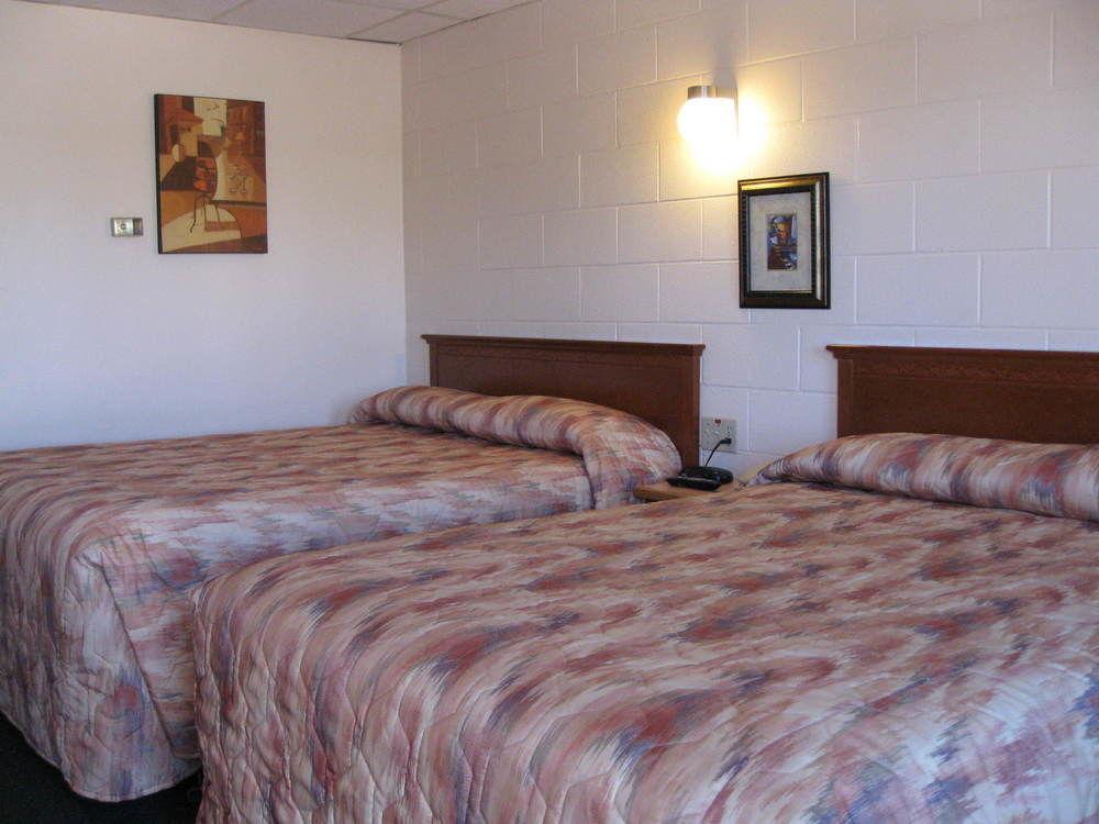 Econo Lodge Inn & Suites Pincher Creek Buitenkant foto
