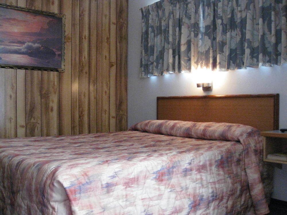 Econo Lodge Inn & Suites Pincher Creek Buitenkant foto