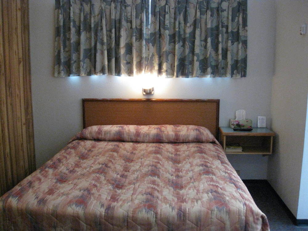 Econo Lodge Inn & Suites Pincher Creek Buitenkant foto