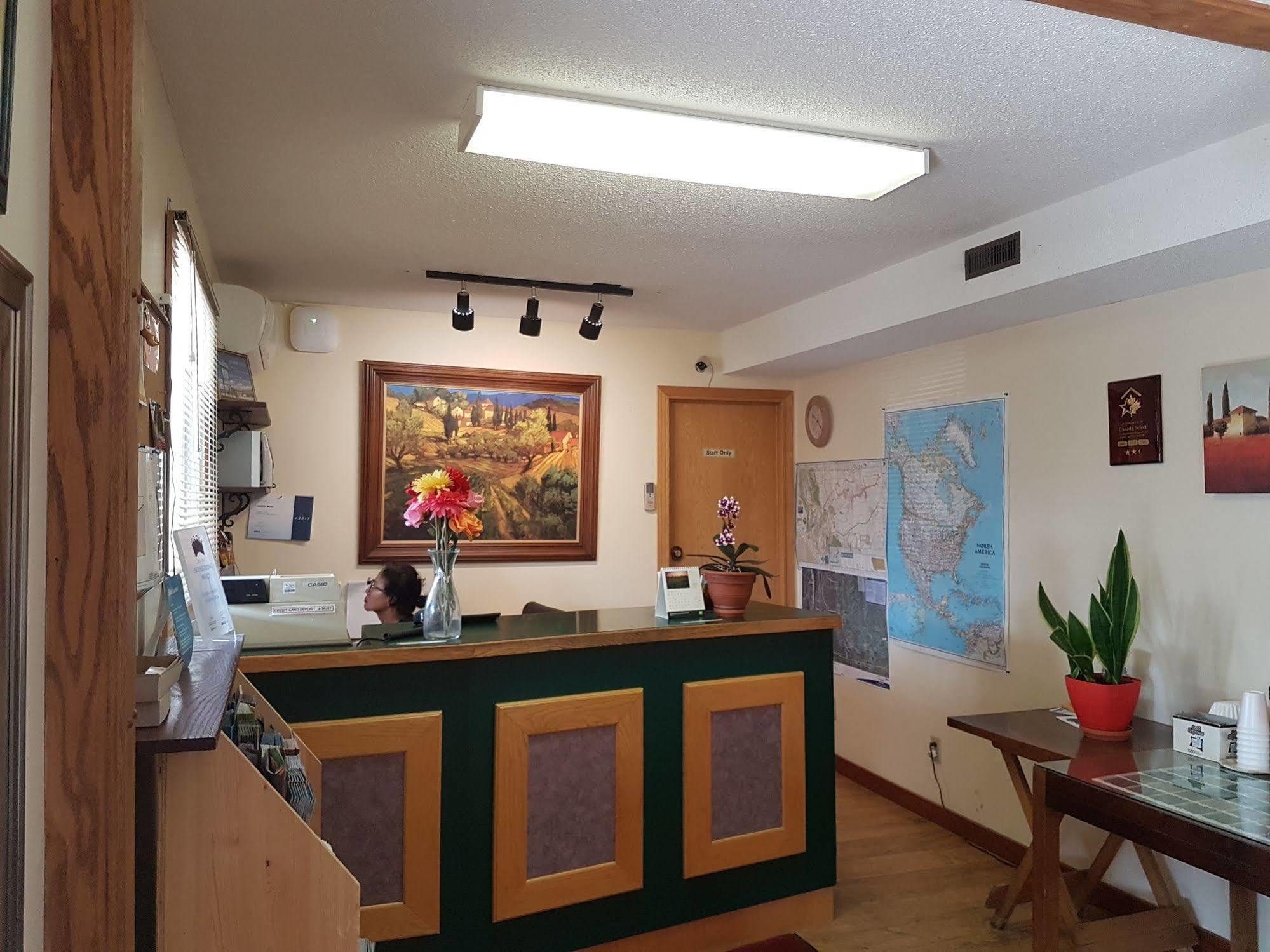 Econo Lodge Inn & Suites Pincher Creek Buitenkant foto