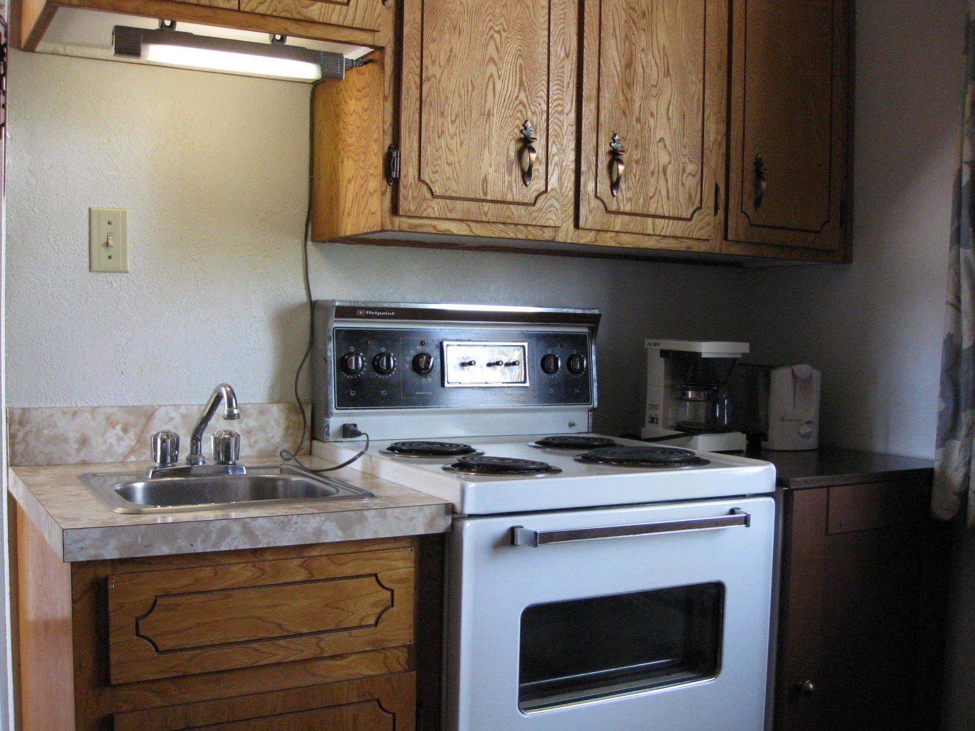 Econo Lodge Inn & Suites Pincher Creek Buitenkant foto