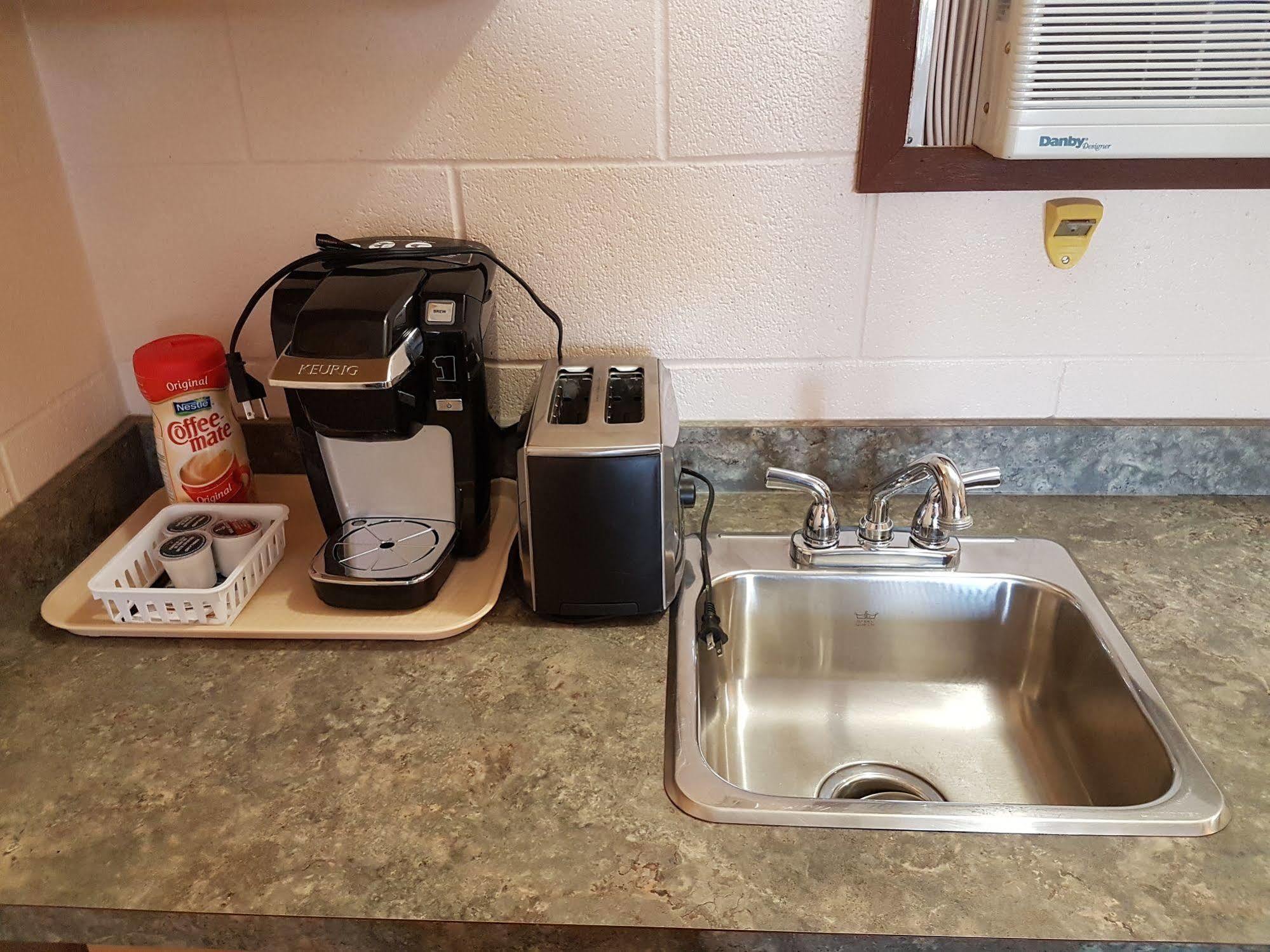 Econo Lodge Inn & Suites Pincher Creek Buitenkant foto