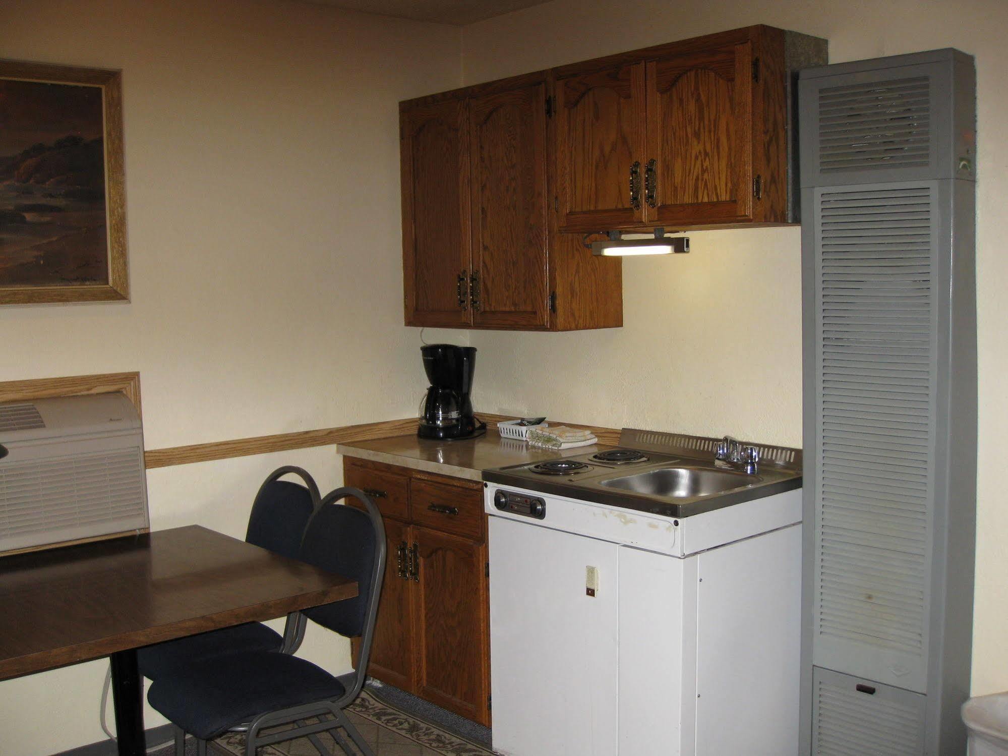 Econo Lodge Inn & Suites Pincher Creek Buitenkant foto
