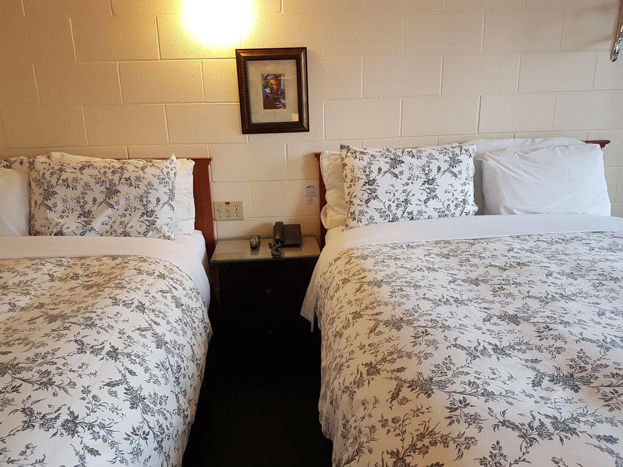 Econo Lodge Inn & Suites Pincher Creek Buitenkant foto