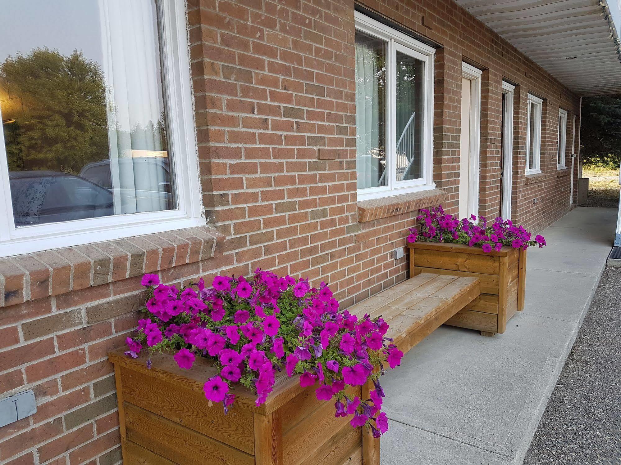Econo Lodge Inn & Suites Pincher Creek Buitenkant foto