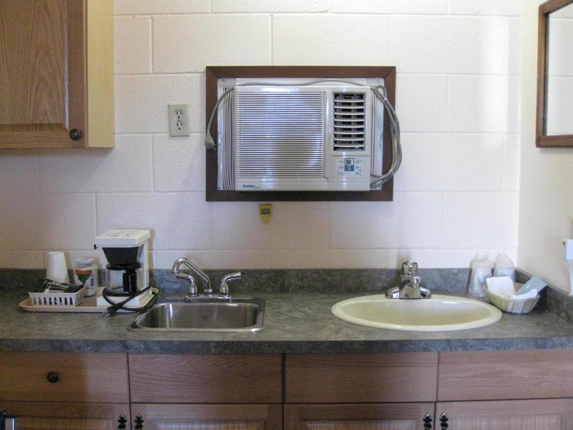 Econo Lodge Inn & Suites Pincher Creek Buitenkant foto