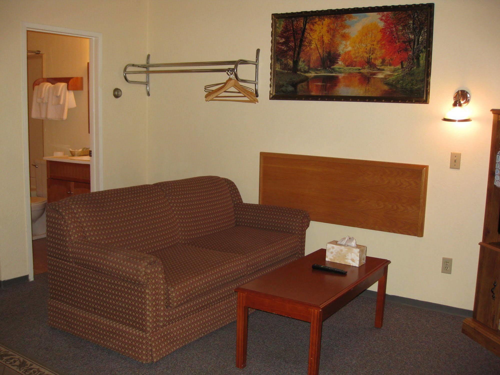 Econo Lodge Inn & Suites Pincher Creek Buitenkant foto