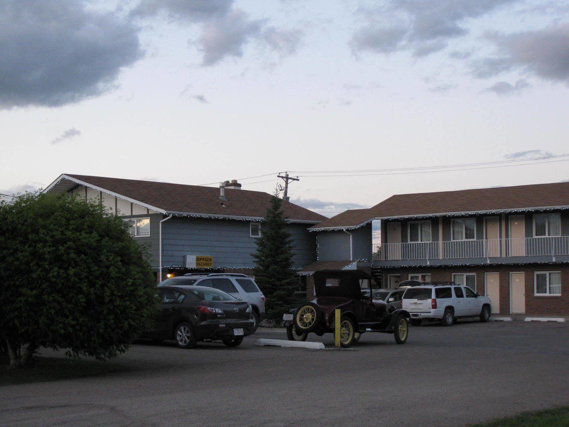 Econo Lodge Inn & Suites Pincher Creek Buitenkant foto